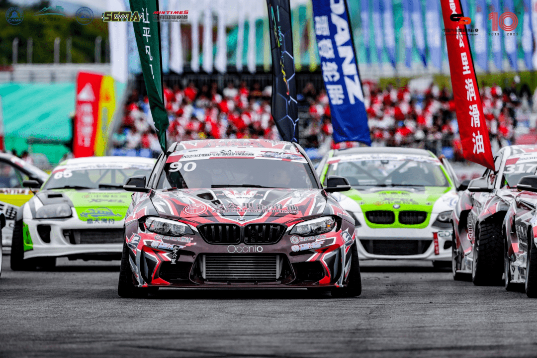 赛车决赛震撼开打，巅峰对决引爆全场的简单介绍